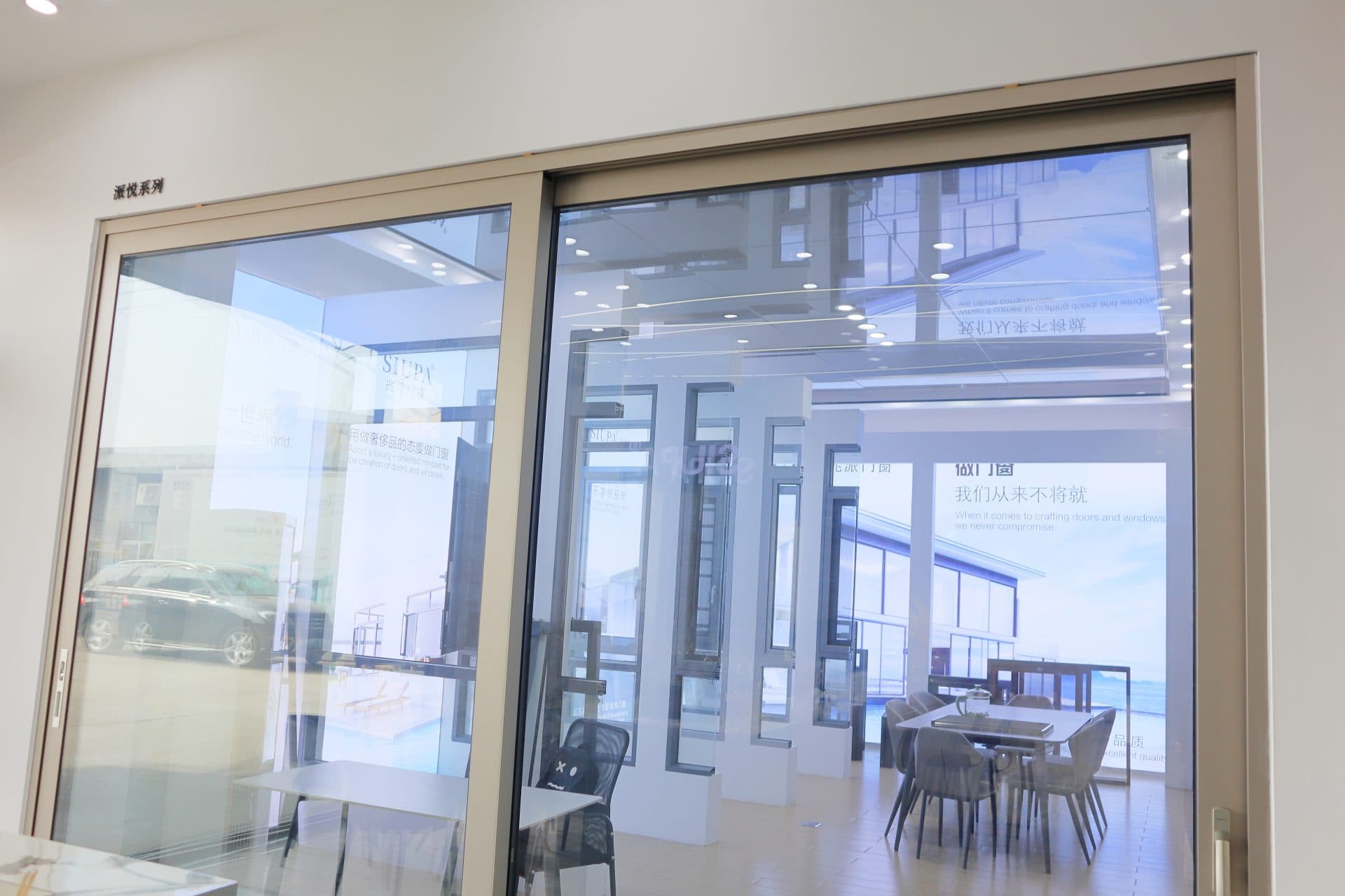 SLIDING DOOR